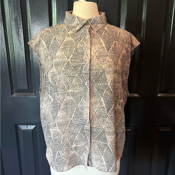 Third Form Patterned Sleeveless Blouse - Picture 1 of 6